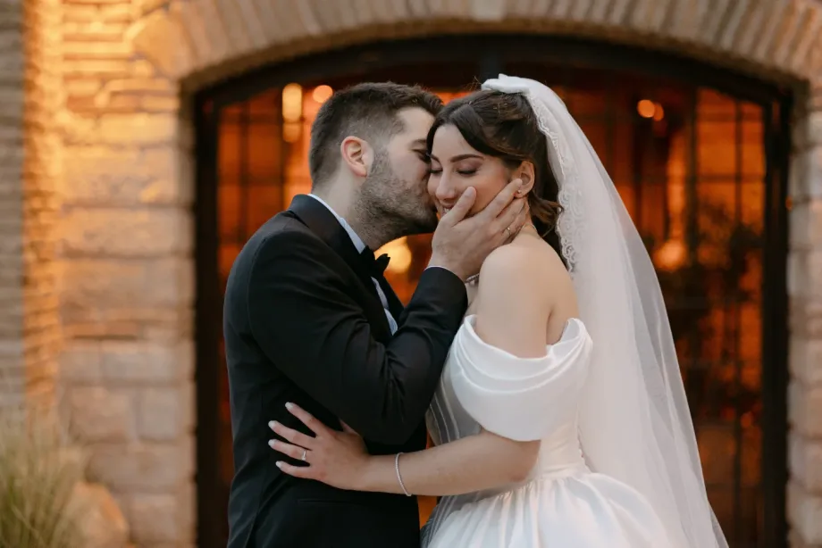 Νύφη και γαμπρός, τρυφερή στιγμή